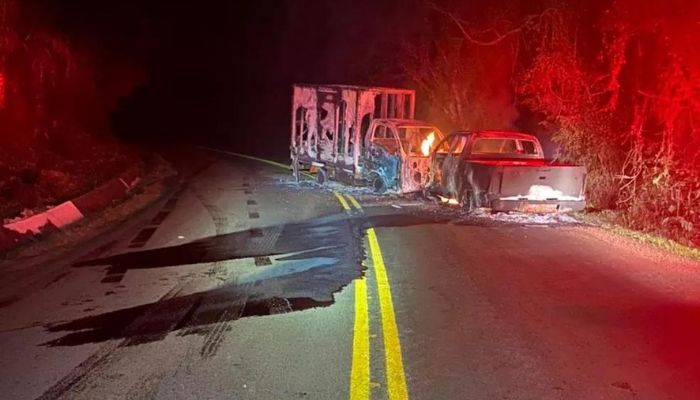 Três Barras - Caminhão e caminhonete pegam fogo após batida, e motoristas escapam ilesos